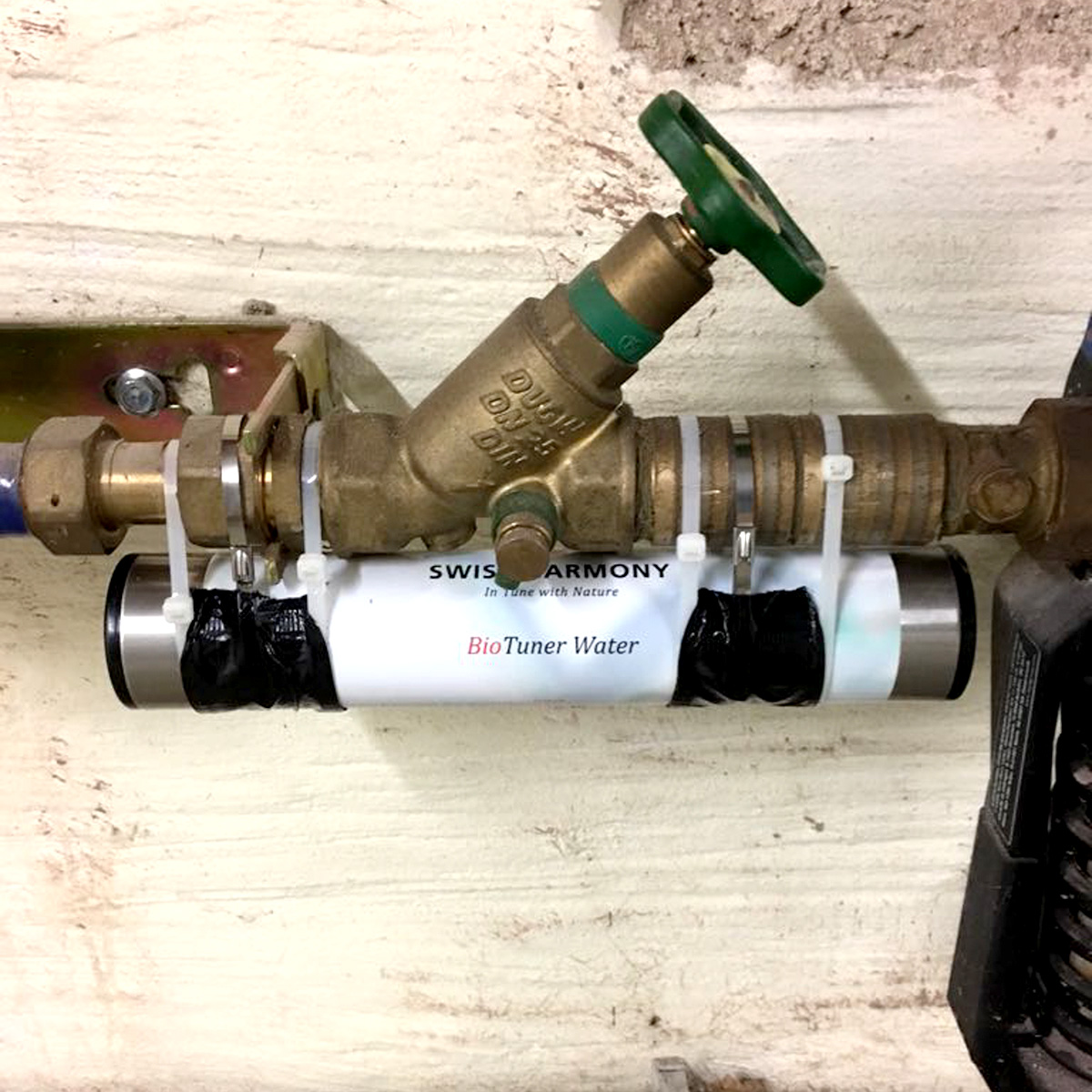 BioTuner Water montiert an Wasserleitung